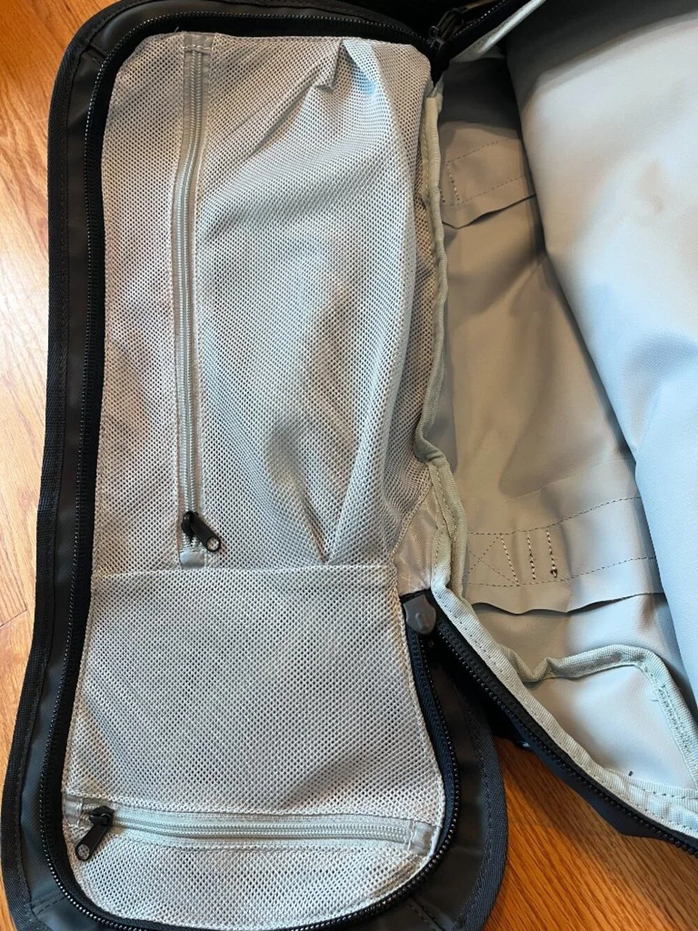 BRAND NEW Thule Chasm 40L Duffel Bag / Backpack / Black